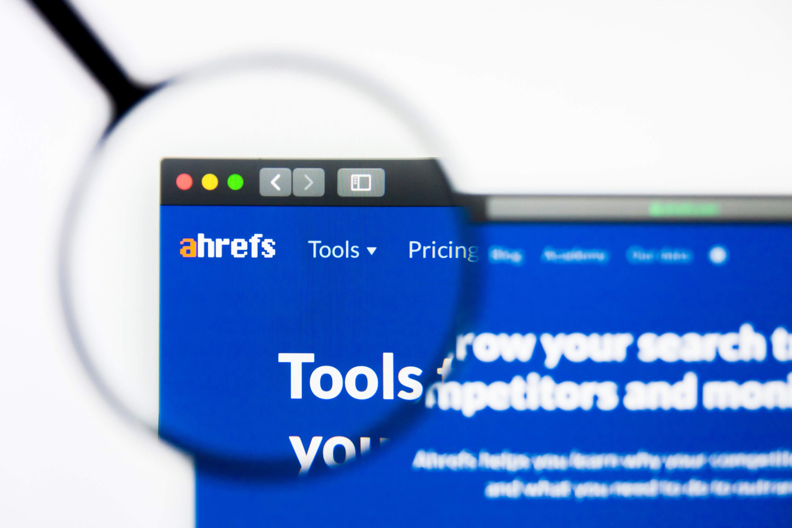 Signo Media Wissensdatenbank mit Schwerpunkt auf Ahrefs zur Analyse von Backlinks, Keywords und SEO-Performance