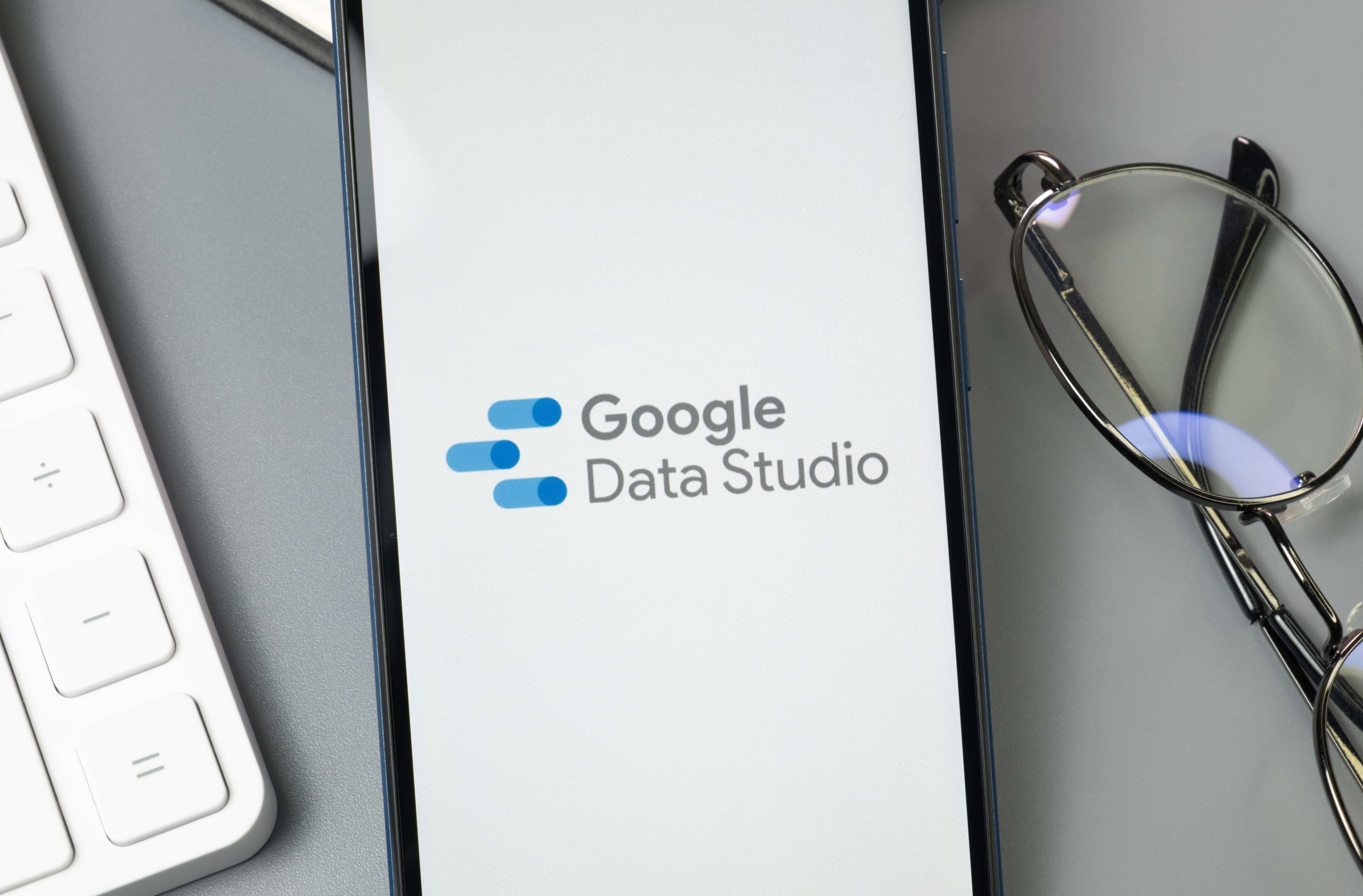 Signo Media Wissensdatenbank mit Schwerpunkt auf Google Data Studio zur Erstellung interaktiver Dashboards und Berichte für Datenvisualisierung