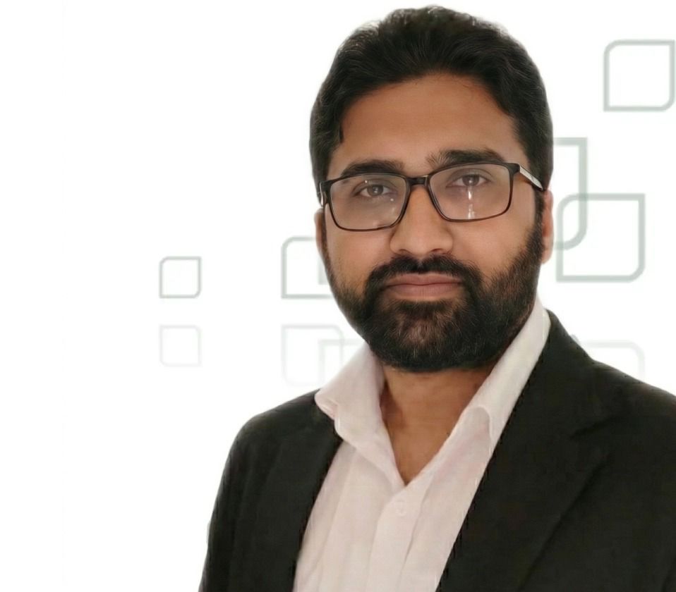 Hier ist deine alt-Text in deutscher Schrift:Business-Experte spricht über Trends in digitaler Transformation auf unserer Unternehmensseite.