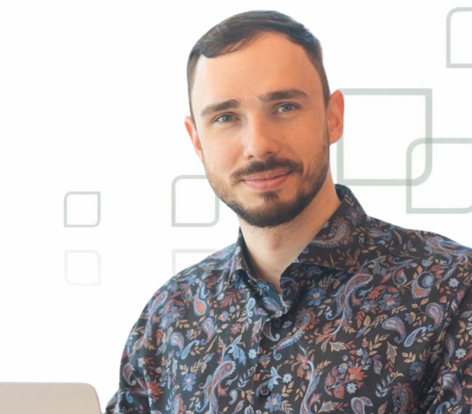 Kreativer Freelancer mit modernem Hintergrund für Unternehmensberatung und digitale Transformation (aus einem Blogartikel).