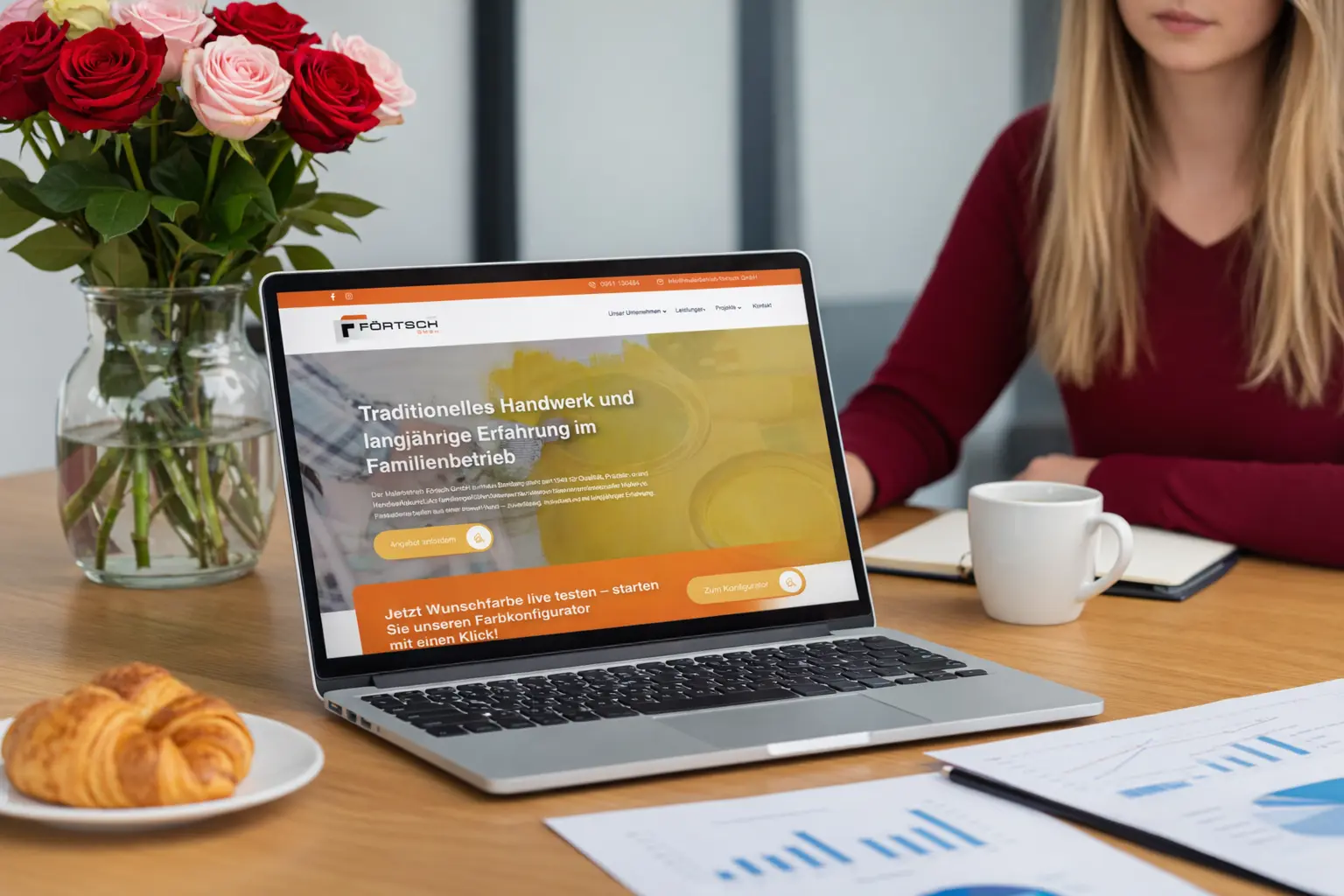 Laptop zeigt Website eines Handwerksbetriebs. Moderne Technologien im traditionellen Familienunternehmen entdecken.