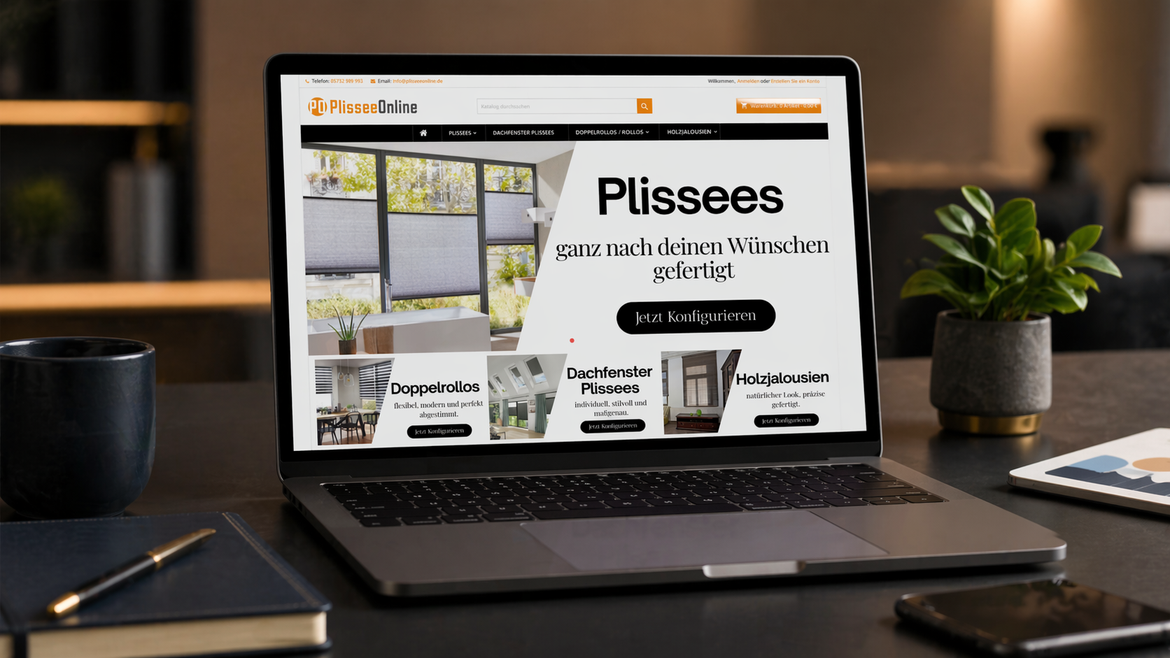 Laptop mit Webseite von PlisseeOnline, auf der individuell angefertigte Fensterdekorationen angeboten werden.