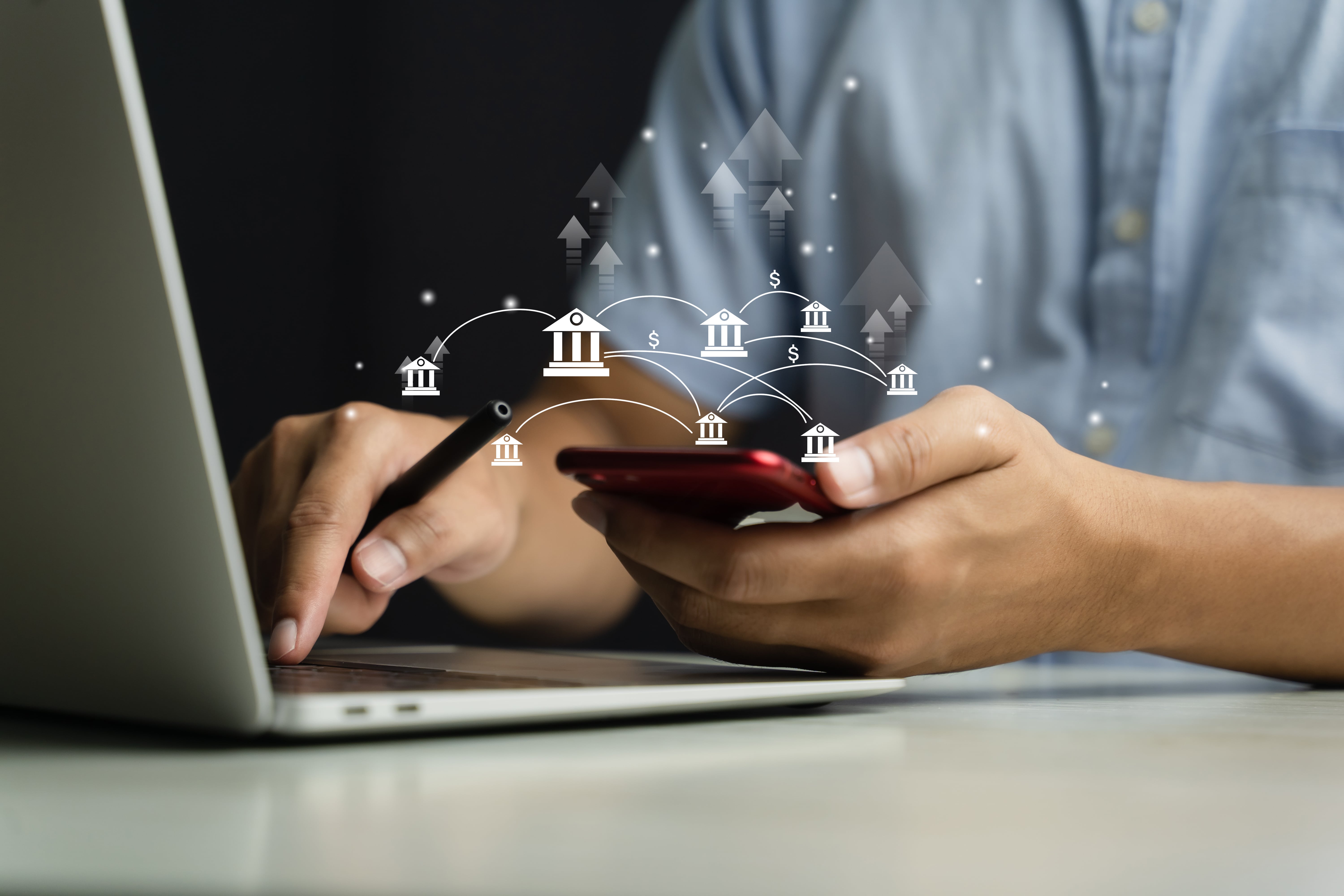 Mobile-Banking-Transaktionen am Laptop und Smartphone, Digitalisierung im Finanzwesen, effizienter Zahlungsverkehr.