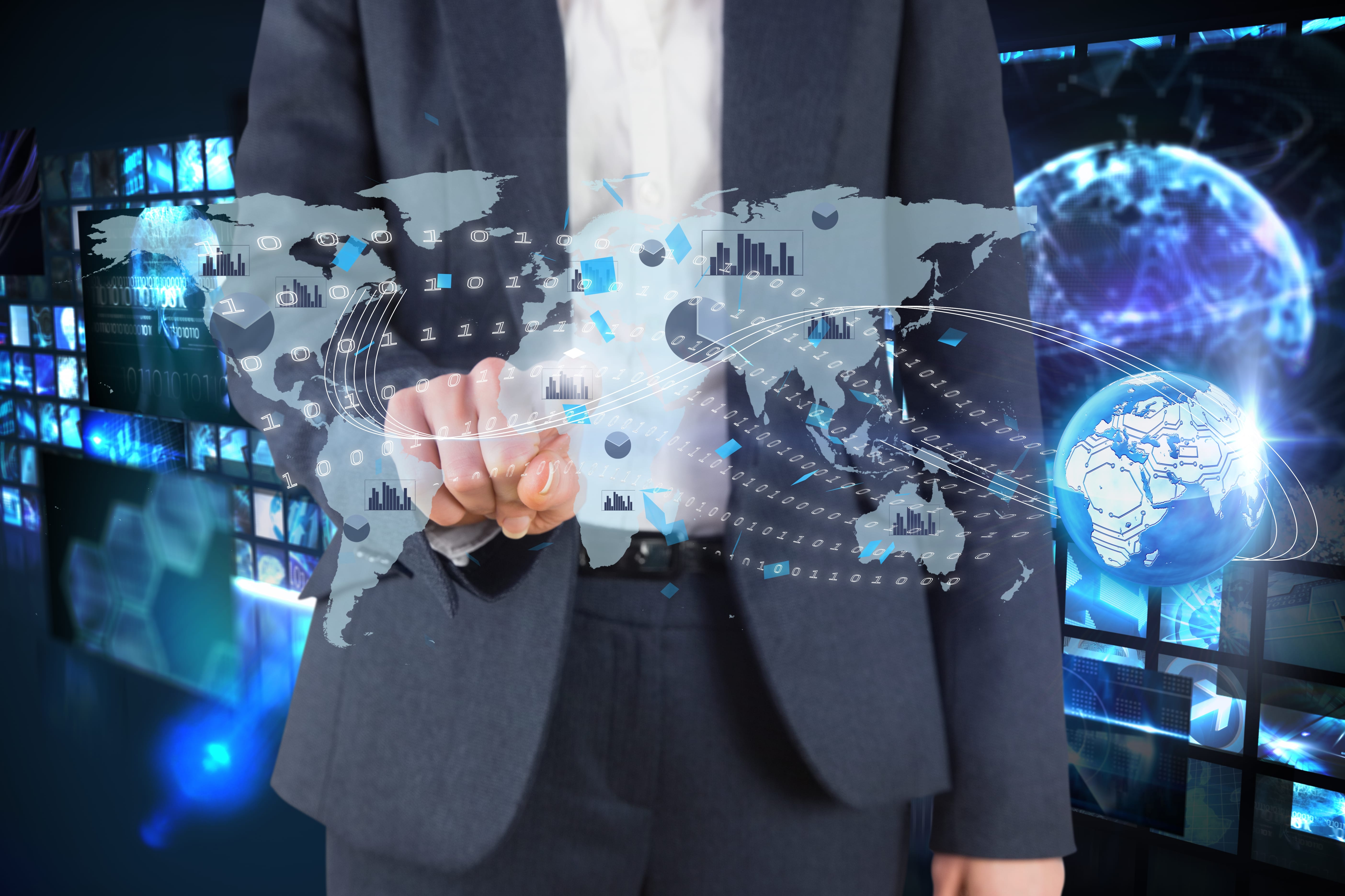 Geschäftsmann interagiert mit digitaler Weltkarte; Thema: Globale Digitalisierung in Unternehmen.