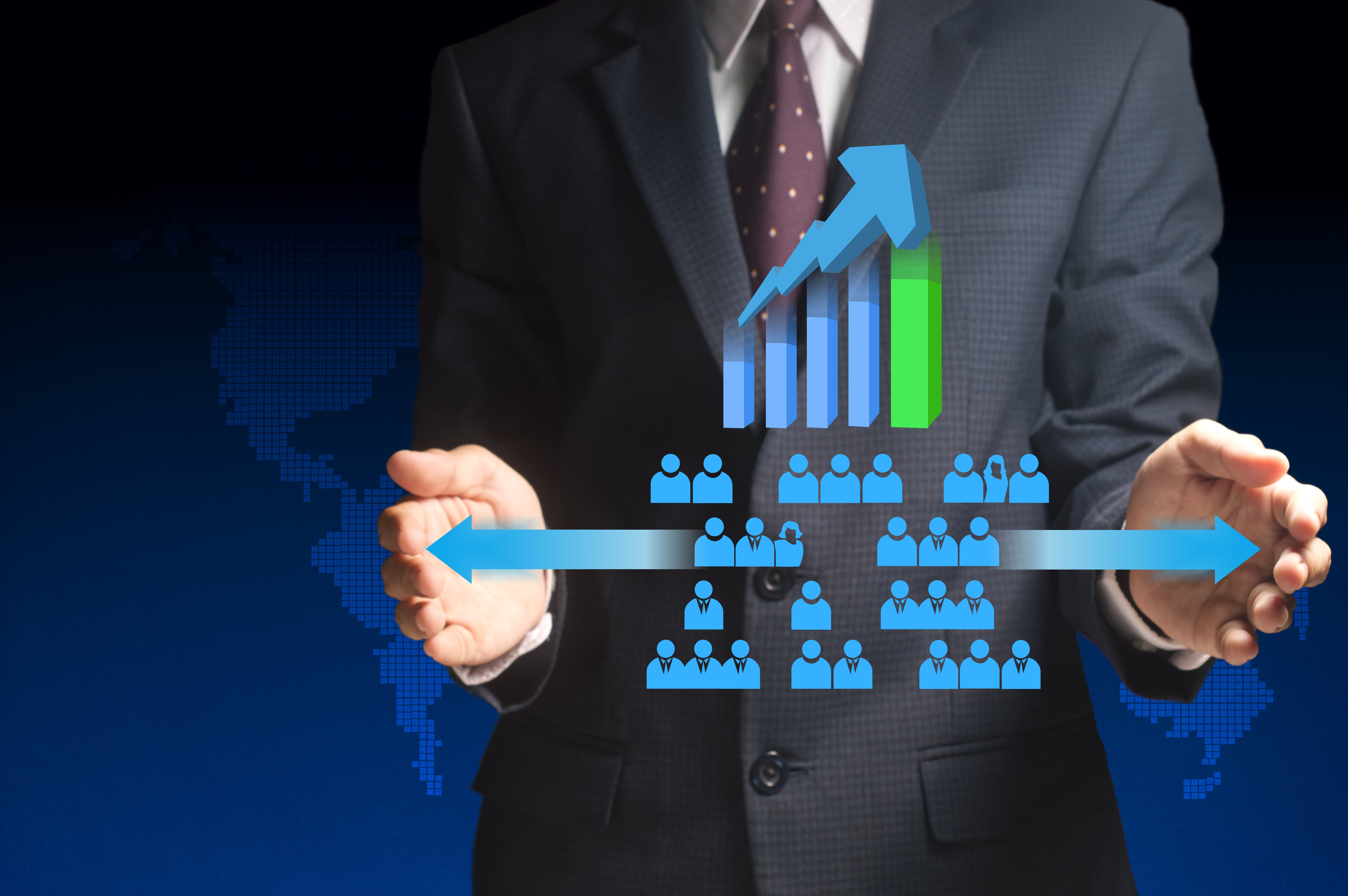 Wachstum durch effektives Projektmanagement: Diagramm mit steigender Grafik und Teamsymbolen auf Geschäftshintergrund.