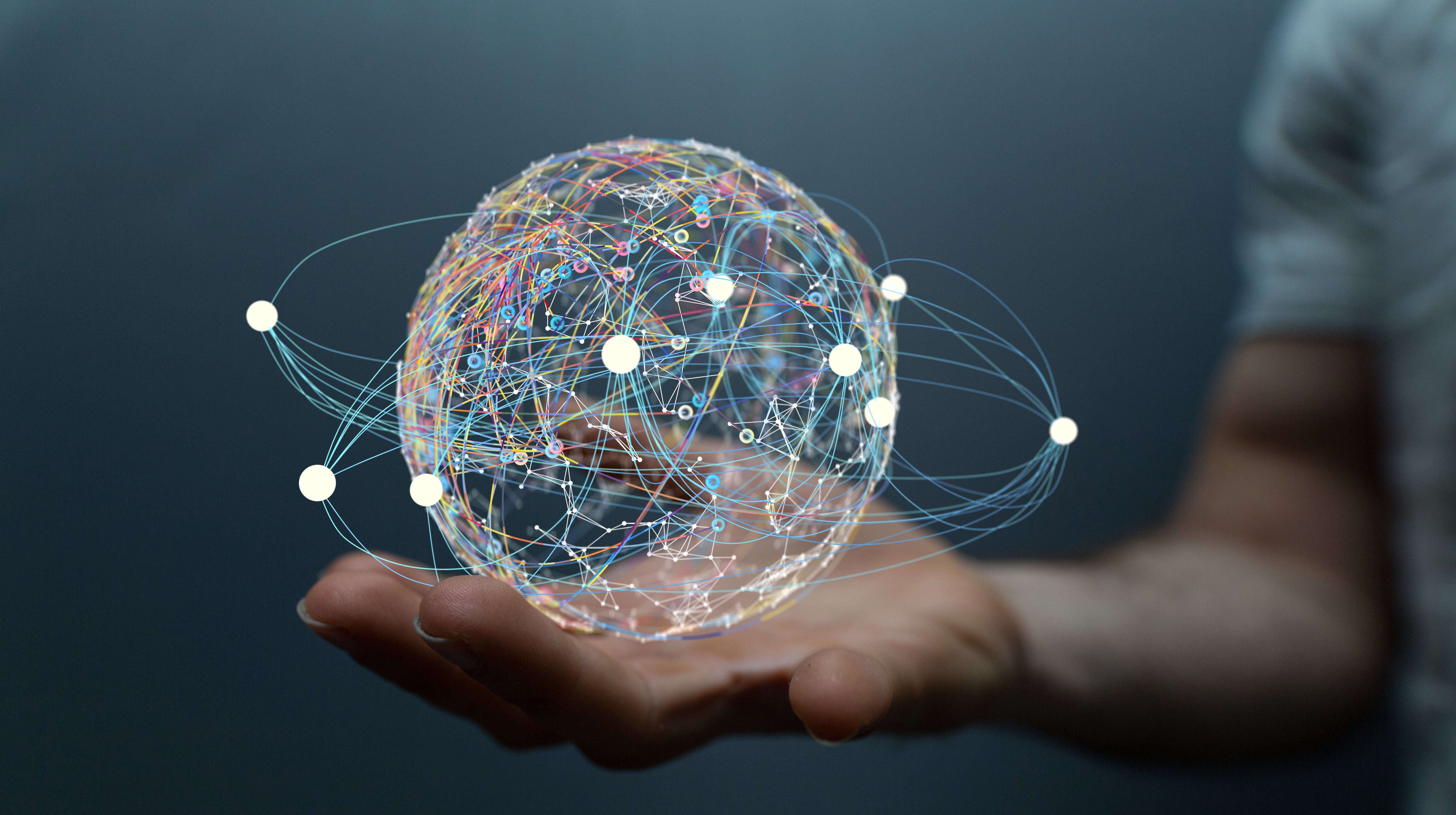 Digitale Vernetzung: Hände halten ein leuchtendes Netzwerk, Symbol für globale Kommunikation und Technologie.