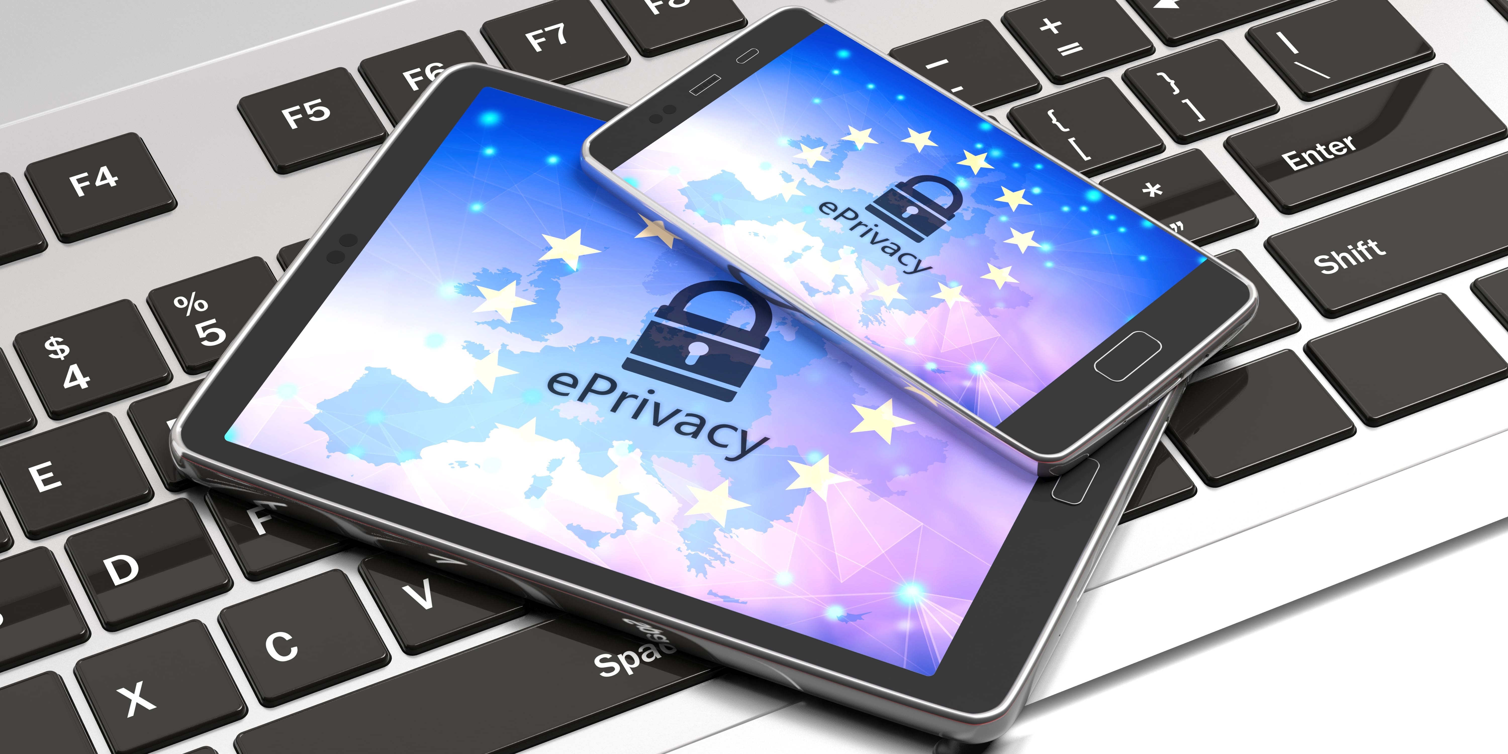 Smartphones und Tablet auf Tastatur zeigen ePrivacy-Logo, Thema: EU-Datenschutz im digitalen Raum erklären.