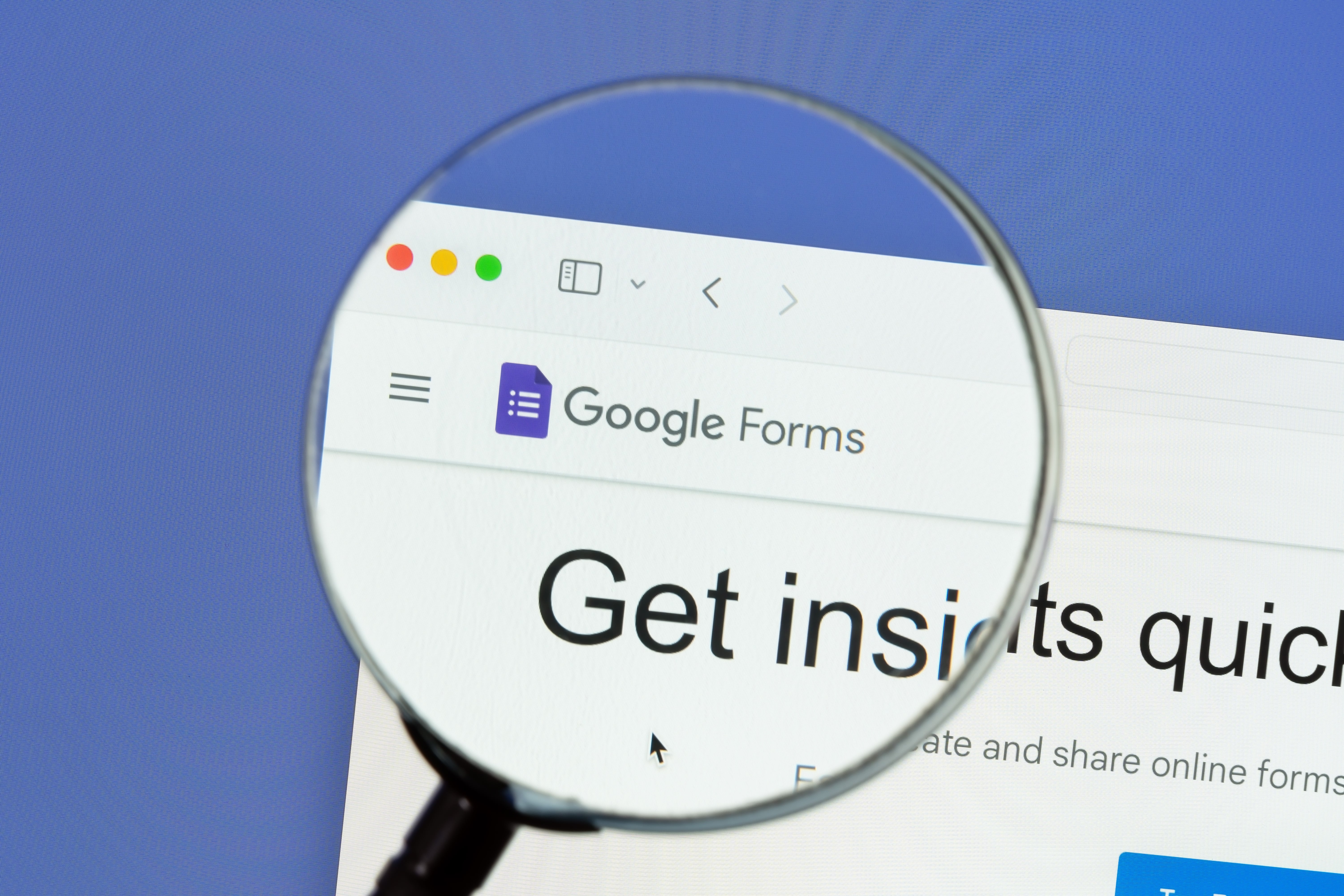 Google Forms Logo unter Lupe, Hinweis auf Beitrag zur Erstellung und Analyse von Umfragen mit Google Forms.