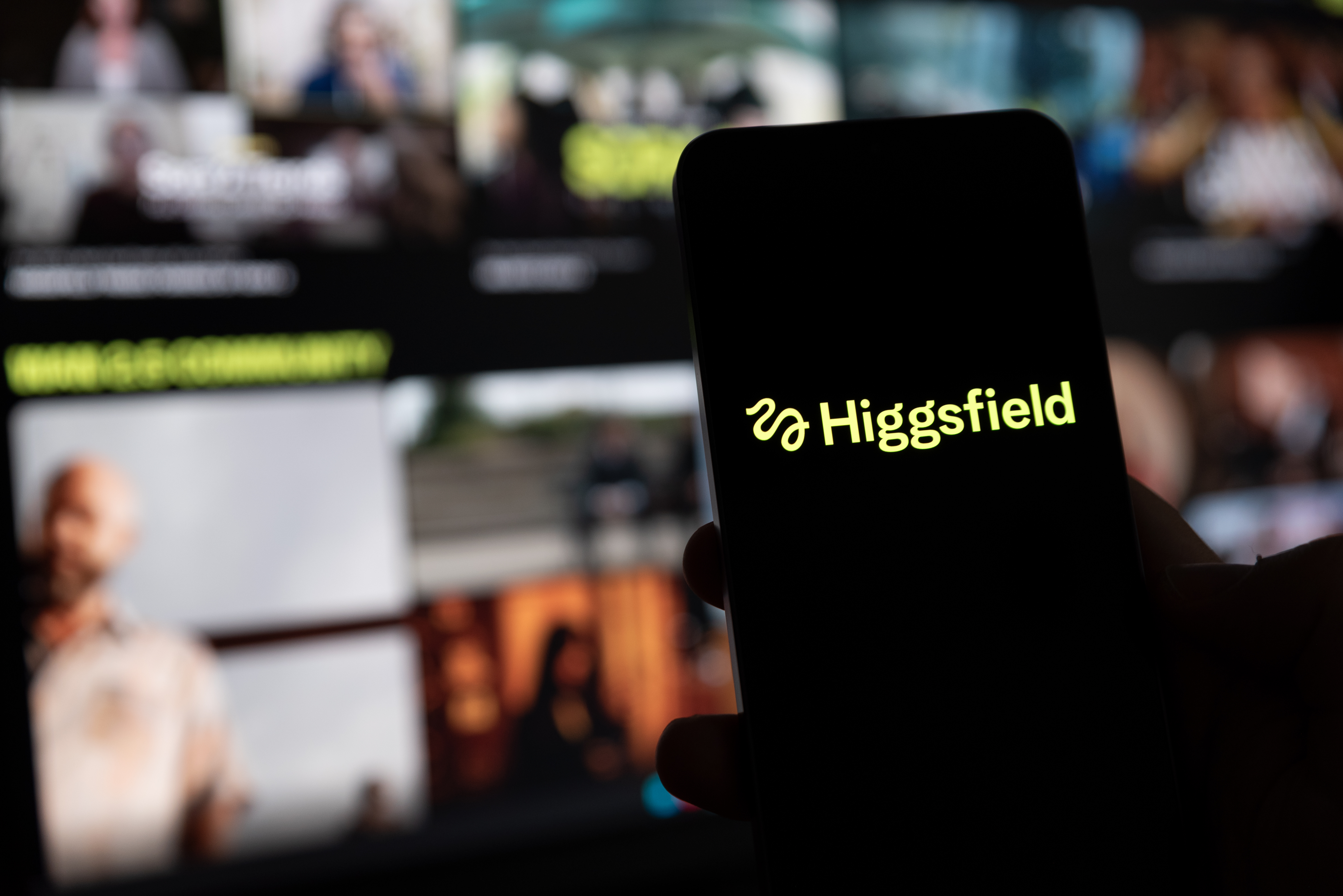 Smartphone zeigt Higgsfield-Logo vor unscharfem Hintergrund, Thema: Digitale Mediennutzung und Trends.