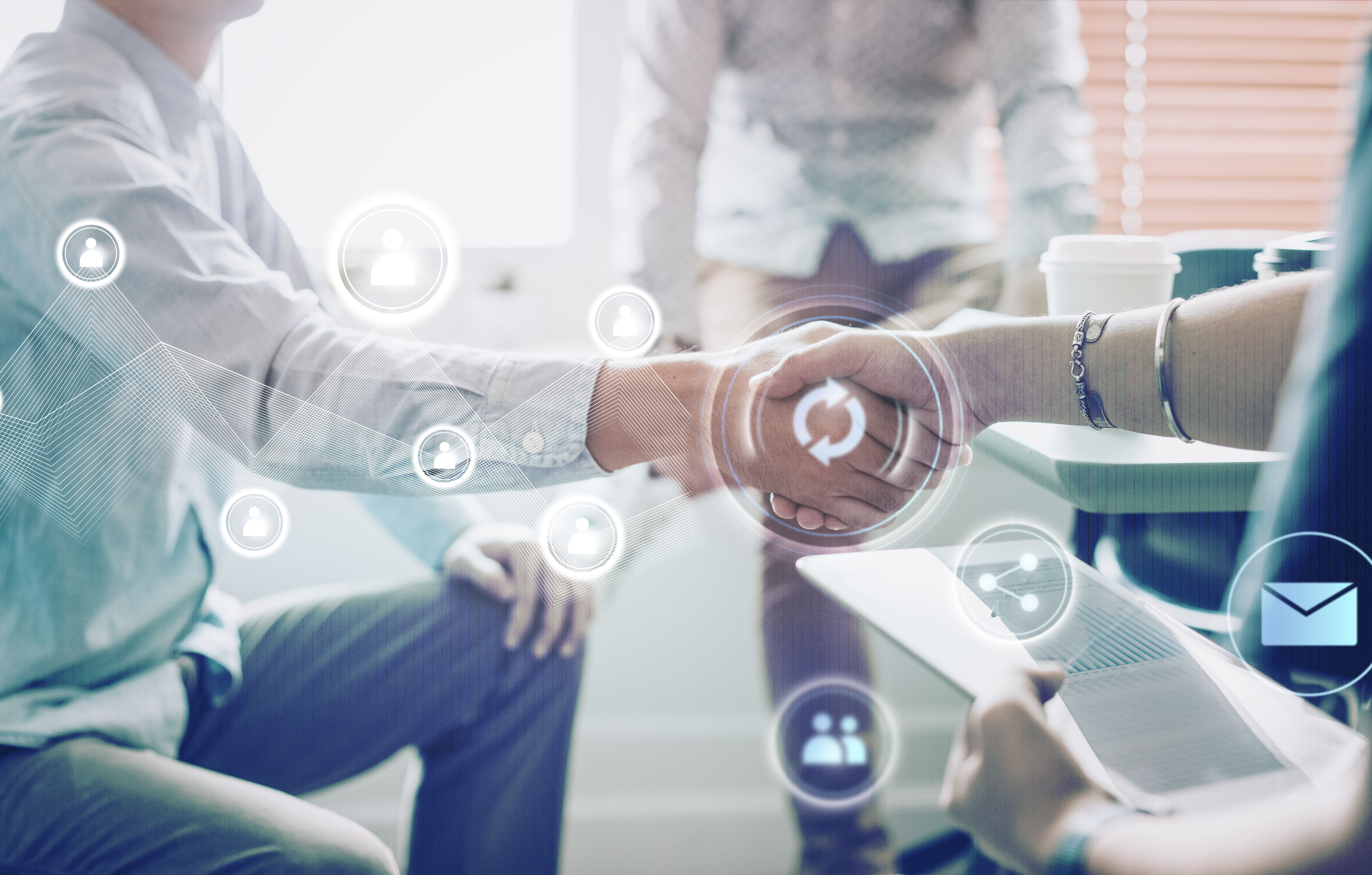 Geschäftspartner-Handshake digital vernetzt, Symbol für Zusammenarbeit in der digitalen Transformation.