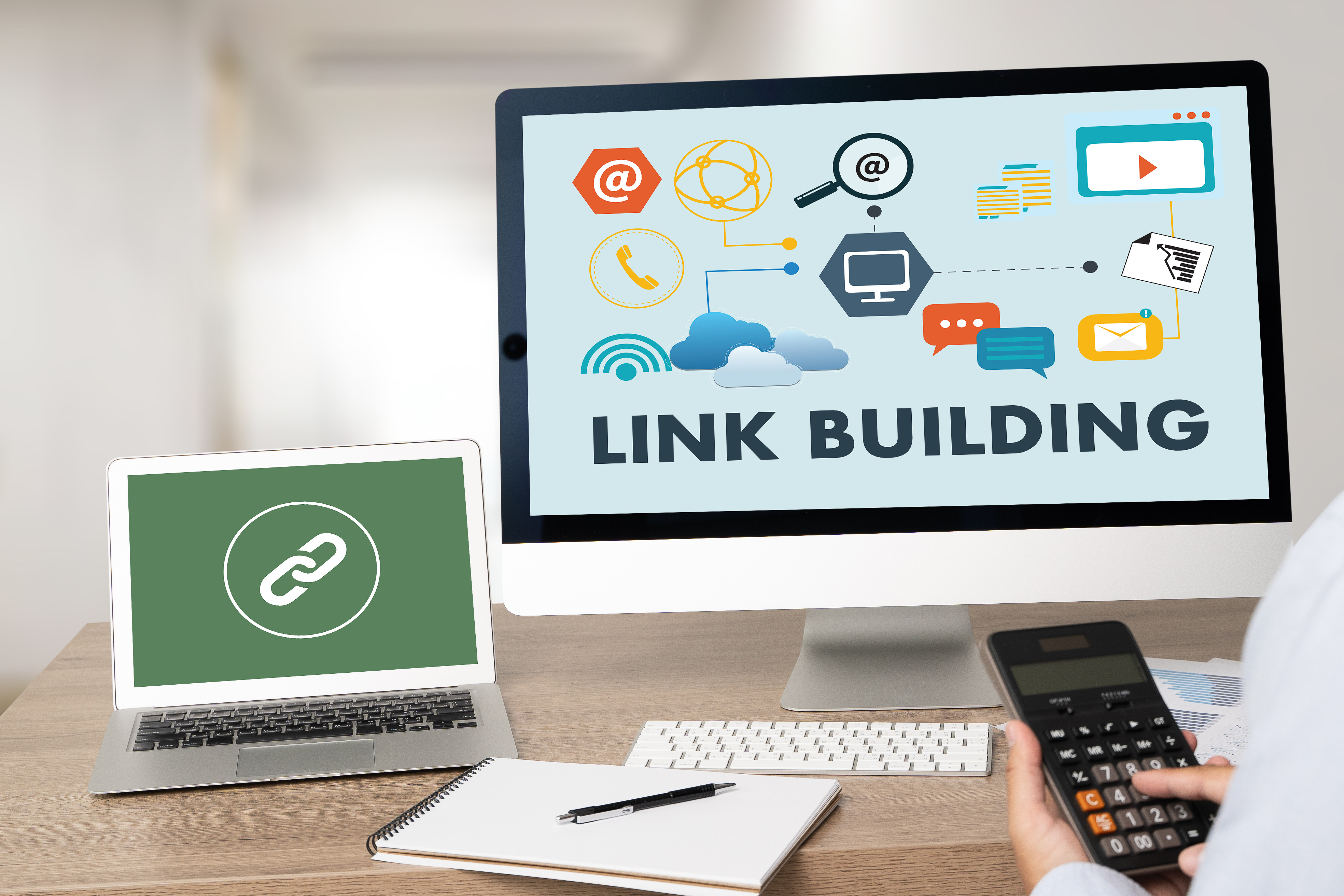 Link Building Strategien am Computer entdecken: Optimierung Ihres SEO durch effektives Netzwerk-Management.