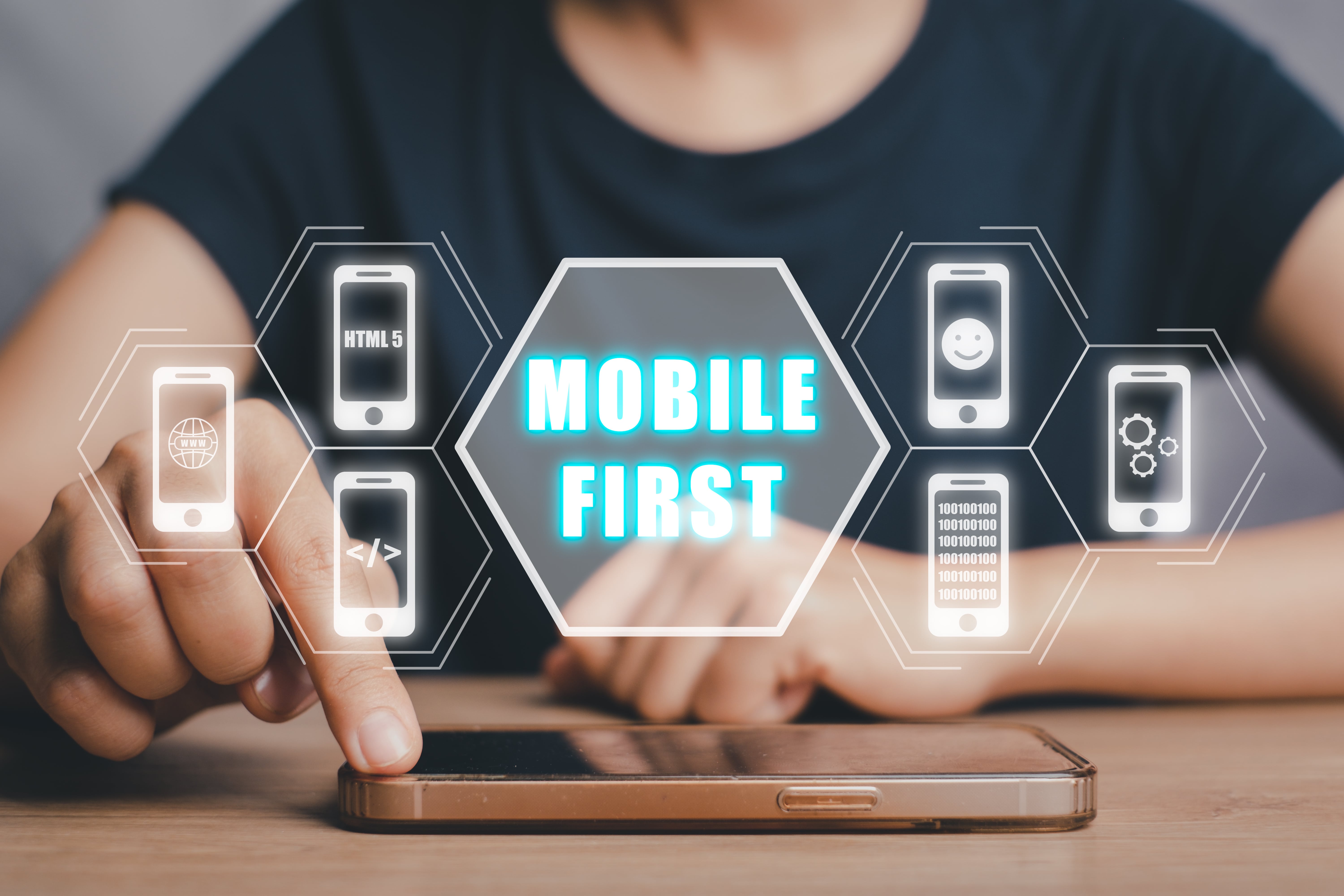 „Mobile First“-Strategie: Frau nutzt Smartphone für optimierte Webentwicklungserfahrung.