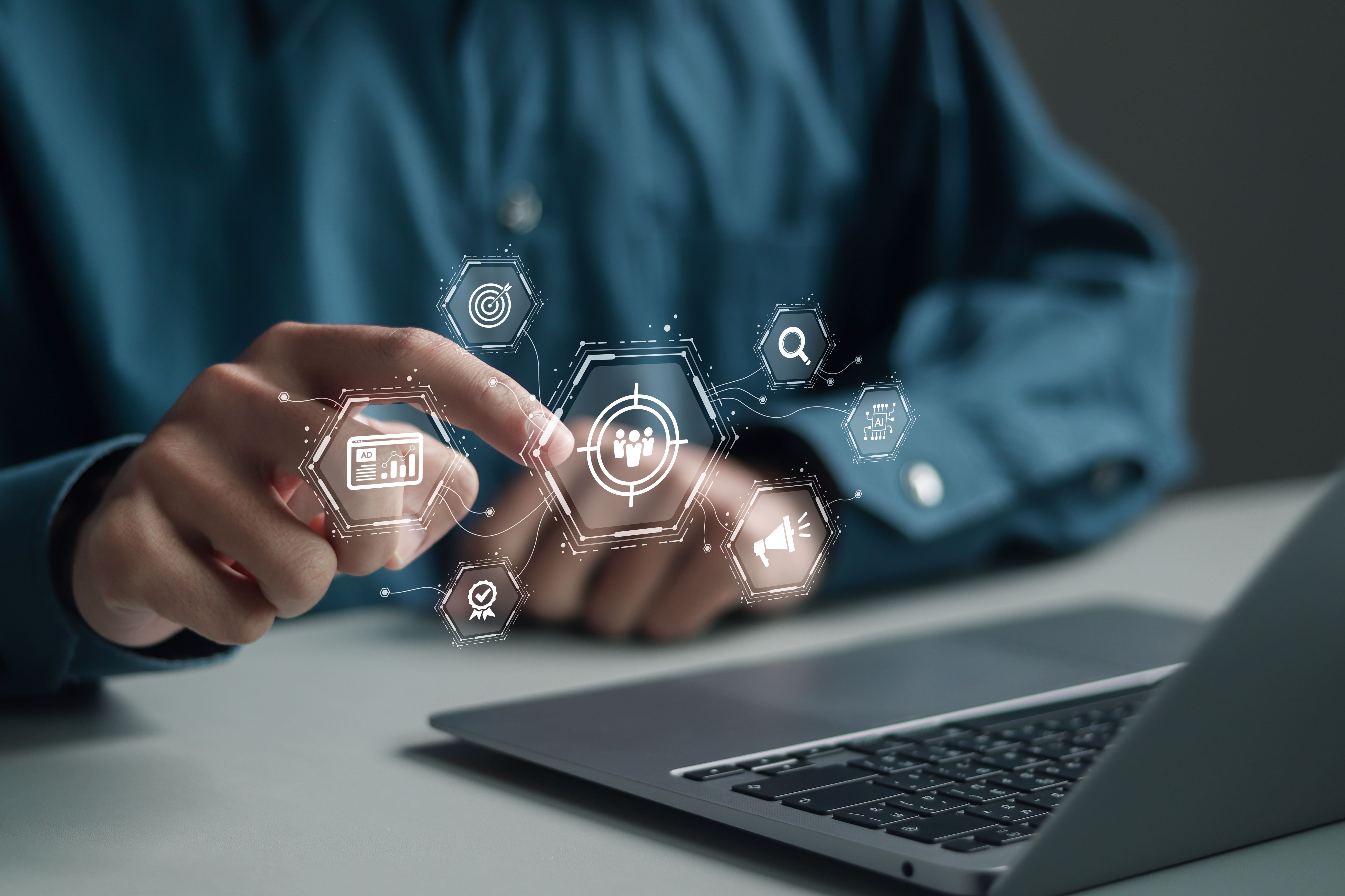 Hand zeigt auf digitale Marketing-Icons, passend zum Thema Data-Driven-Strategien und Zielgruppenanalyse auf der Seite.