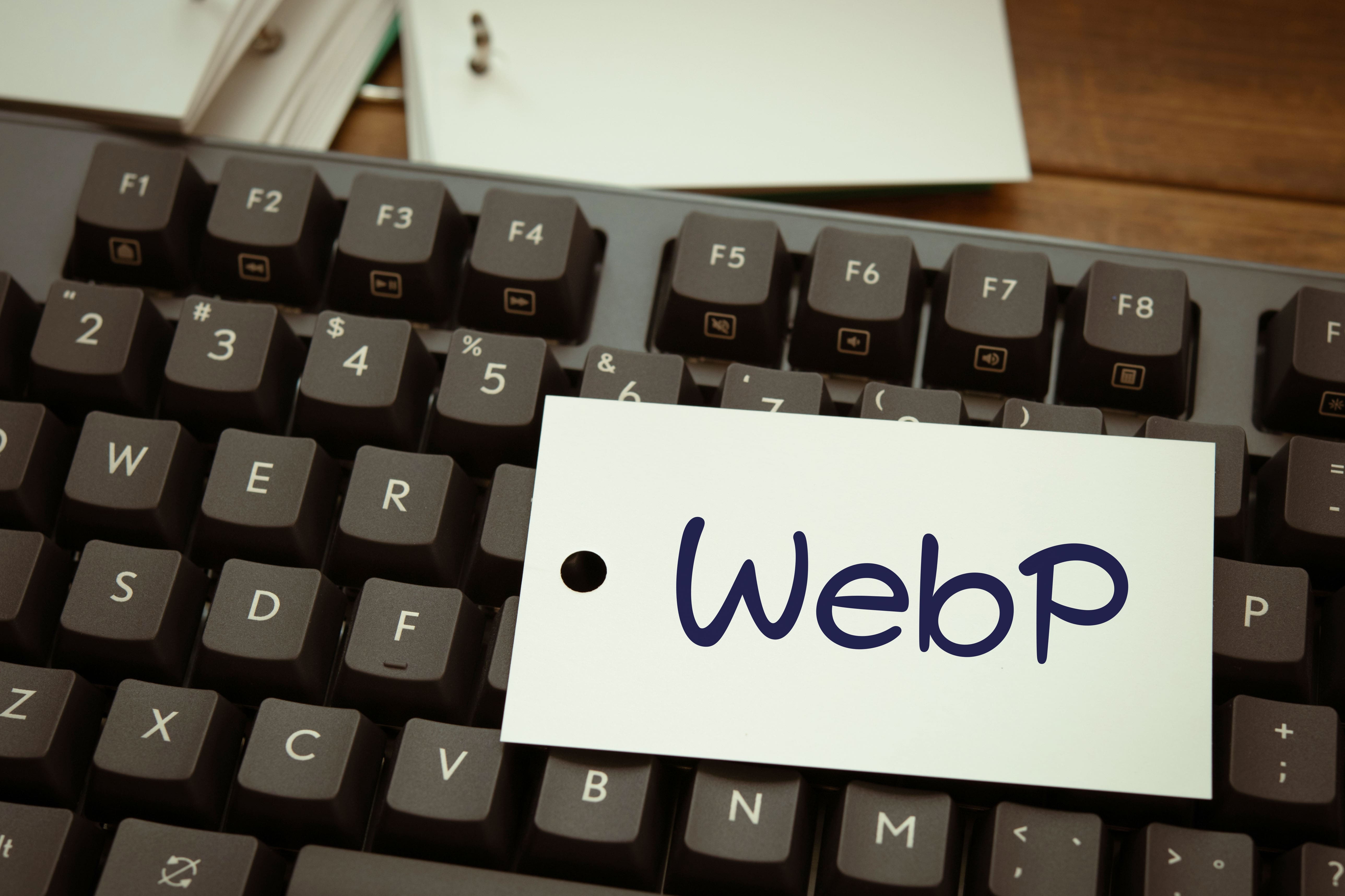 WebP-Bilddateiformat auf Tastatur dargestellt, Thema: Optimierung moderner Bildformate für schnellere Ladezeiten.