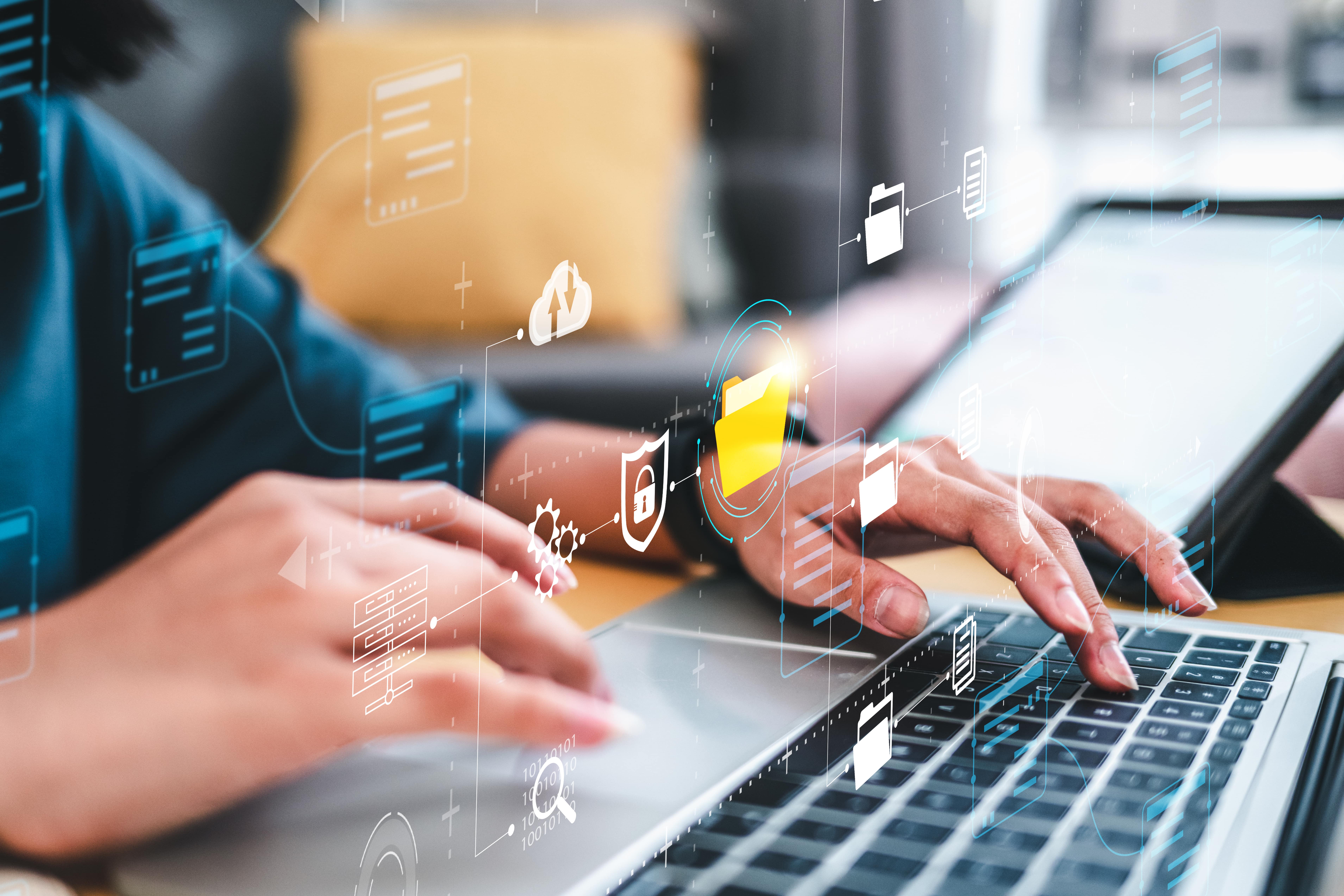 Person arbeitet an einem Laptop mit digitalen Symbolen, thematisiert Datensicherheit und Cloud-Management auf der Webseite.