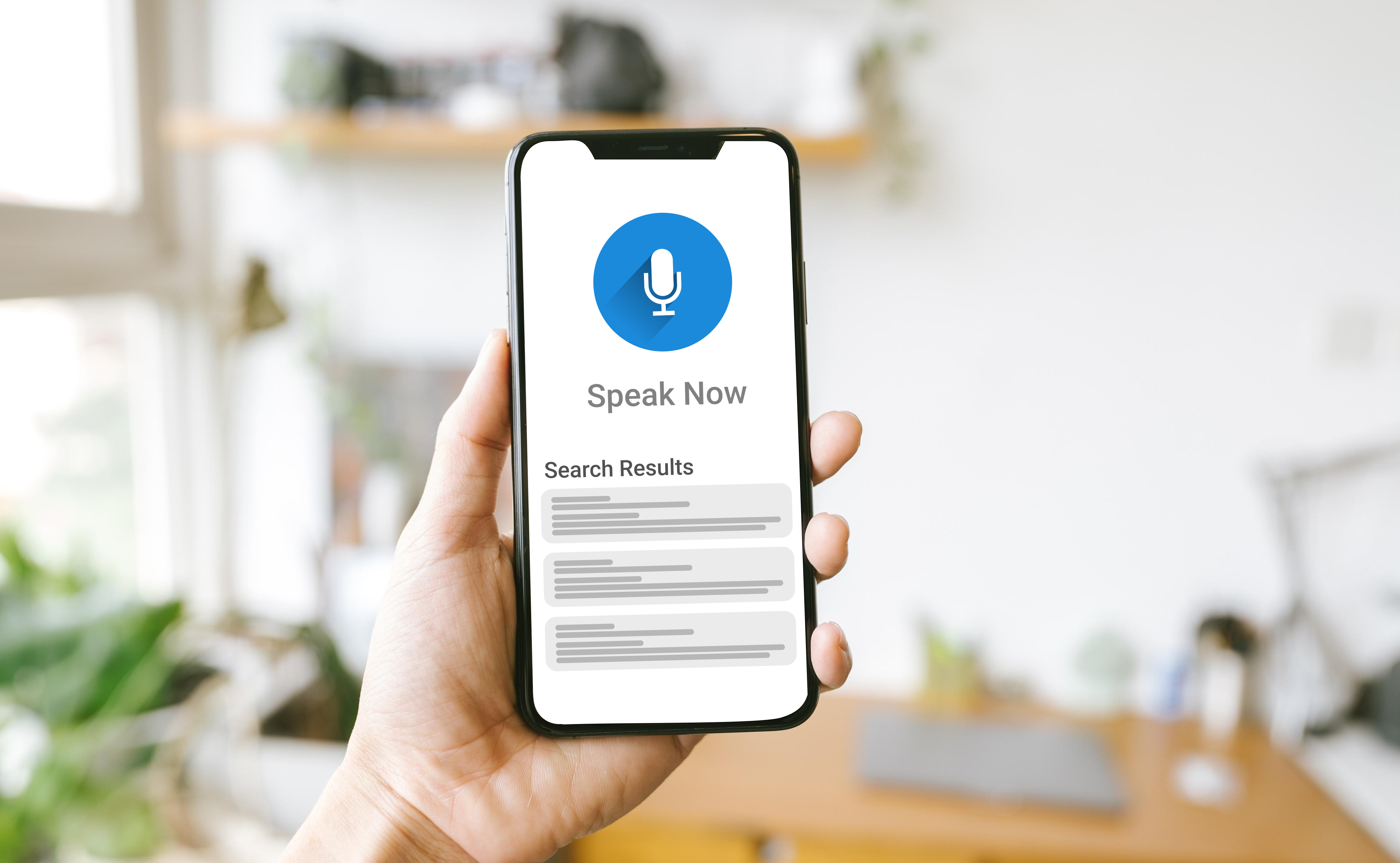 Sprachsuche auf Smartphone: Optimierung von Inhalten für Sprachassistenten und Voice SEO.