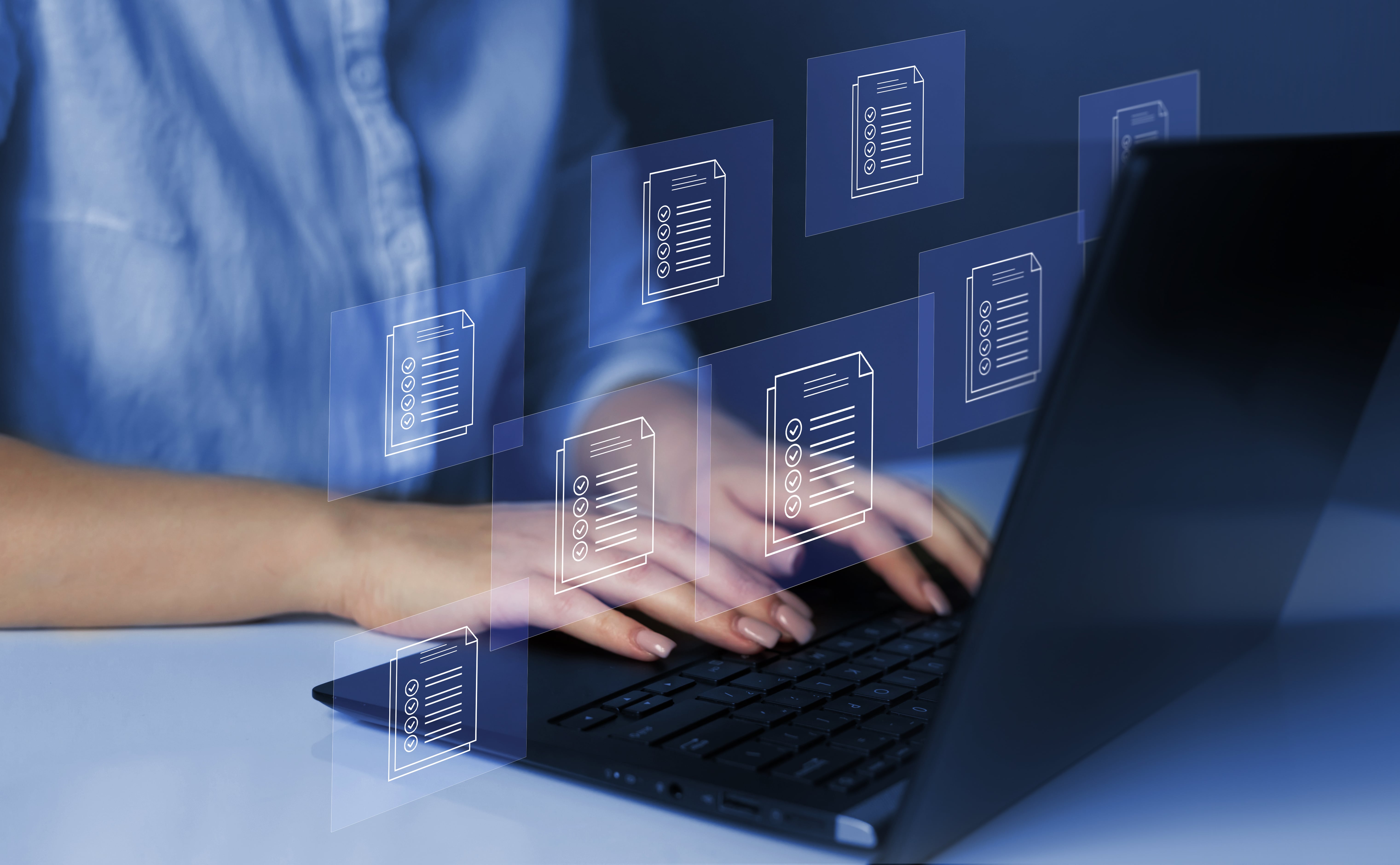 Benutzerin am Laptop erstellt digitale Checklisten für effizientes Projektmanagement und Aufgabenorganisation.