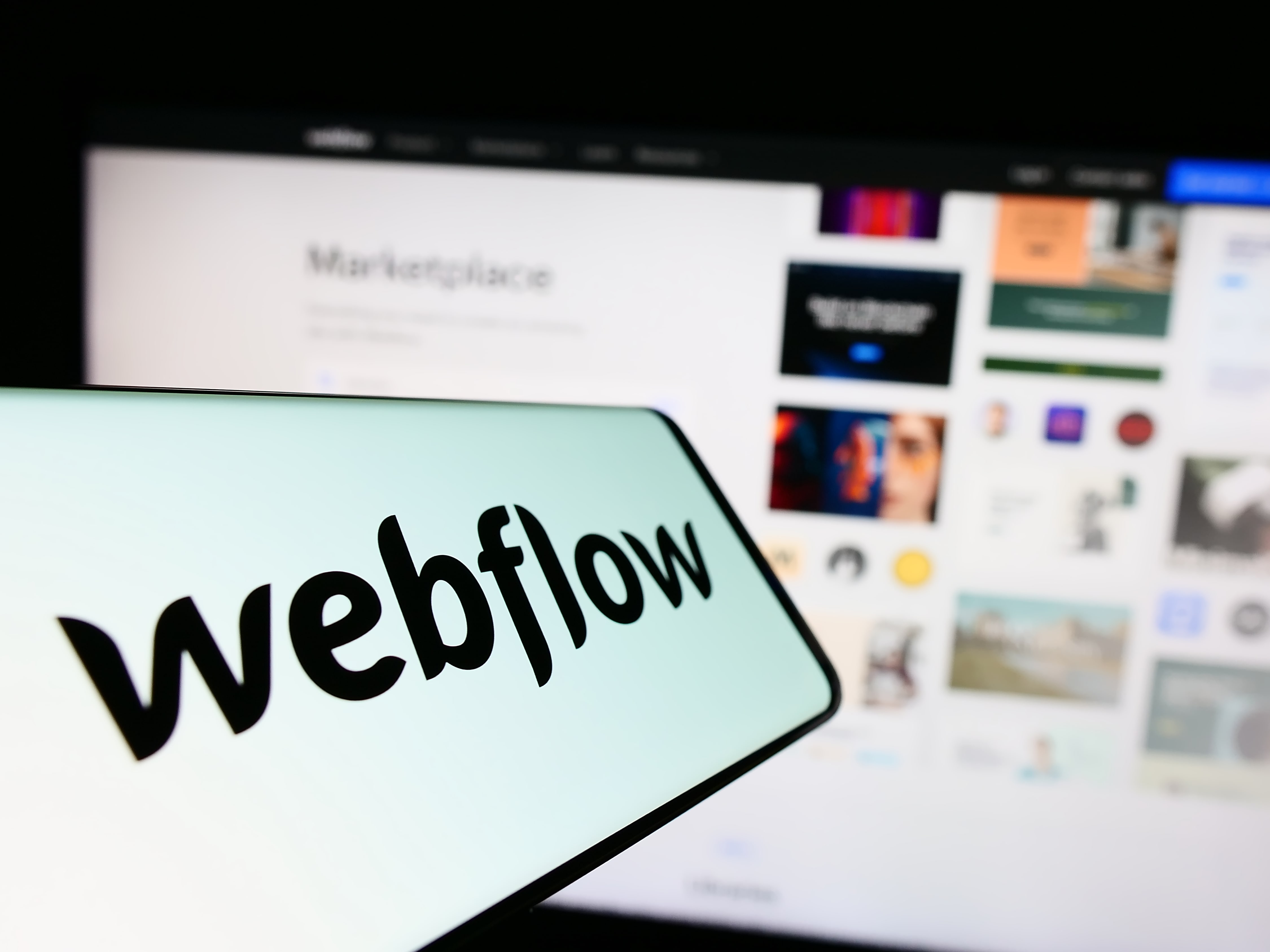 Webflow-Interface für den Online-Marktplatz, thematisiert einfache Webseitenerstellung ohne Programmierkenntnisse.