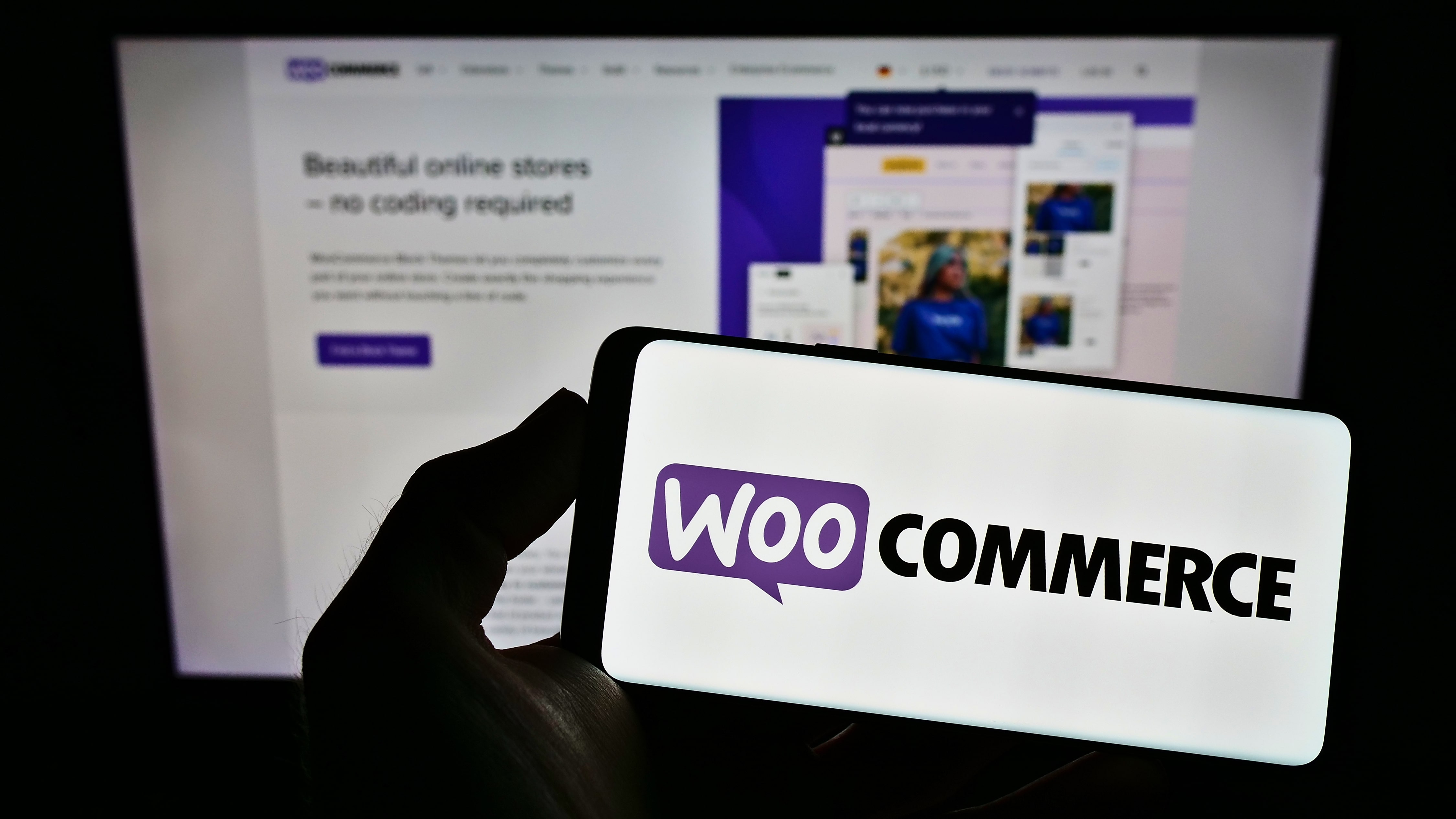 Abgebildete WooCommerce-Website auf Smartphone und Monitor im Artikel über effiziente E-Commerce-Lösungen.